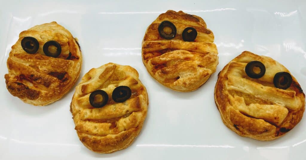 Halloween-Pizza-Mummy-Faces-with-black-olive-eyes